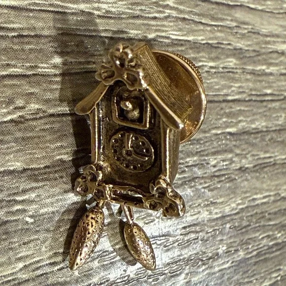 VTG Signed AVON Gold Tone CUCKOO CLOCK Pin Brooch - Picture 1 of 8